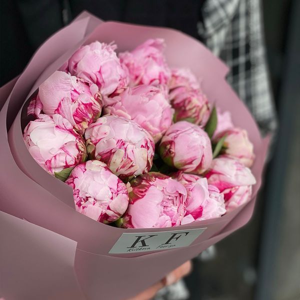 15 рожевих півоній доставка Київ